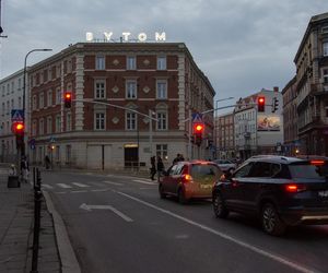 Zabytkowy neon wrócił do życia. Bytom wita mieszkańców centrum