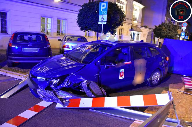 Warszawa. Śmiertelny wypadek w Śródmieściu. Taksówkarz nie żyje, dwie rowerzystki w szpitalu