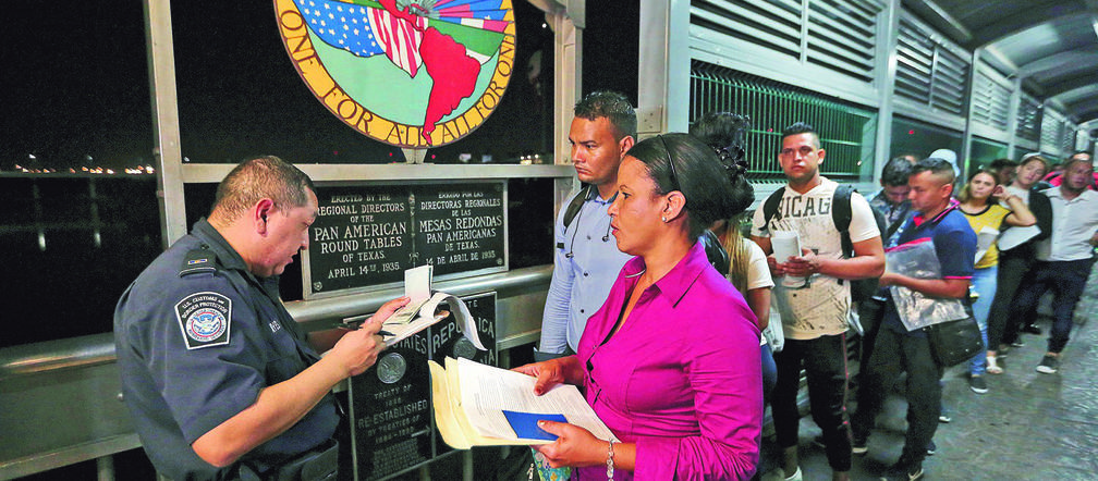  Przesłuchują imigrantów w namiotach 