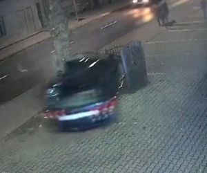 Rozpędzona mazda jechała wprost na pieszych. Auto rozbiło się na drzewie