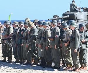 Turyści usłyszeli strzały, a czołgi wjechały na plaże. Zobaczcie zdjęcia z finałowej inscenizacji „Lądowanie na plaży”!