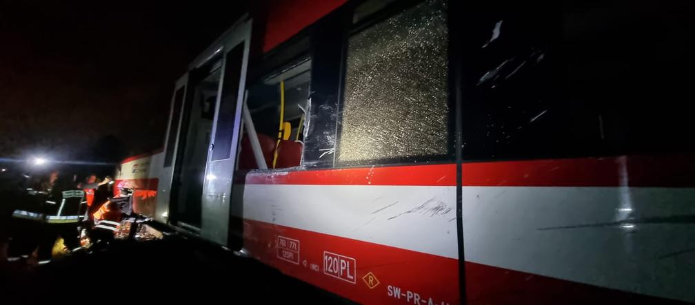 Zderzenie busa i pociągu pod Poznaniem. Są ranni!