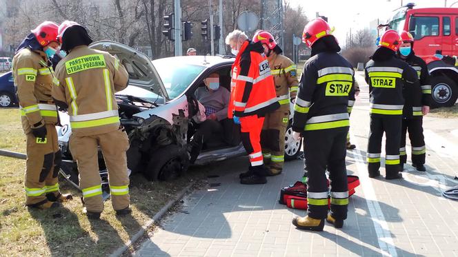 Wypadek na Gocławiu. Mężczyzna uwięziony w aucie! 
