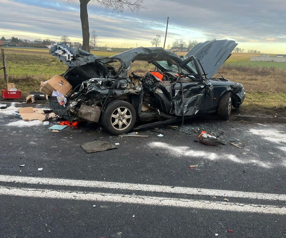 Wypadek na DK12 we Wschowie. Samochód osobowy zderzył się z ciagnikiem rolniczym 