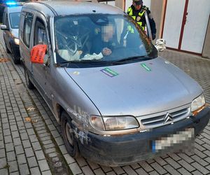 Wrak na kółkach gotowy do jazdy! Strażnicy nie mogli uwierzyć, co zobaczyli na osiedlu