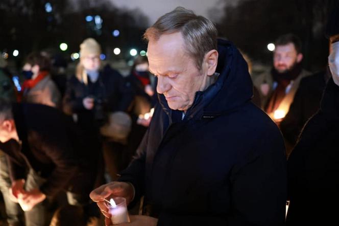 Donald Tusk składa znicze w hołdzie ofiar pandemii
