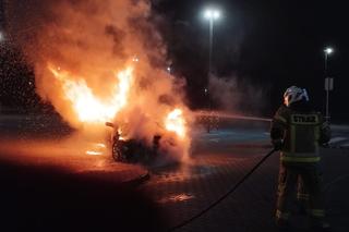 Nowa Wieś: Przy Decathlonie auto paliło się jak pochodnia. Mogło dość do wybuchu