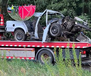 30-latek jechał gruzem: BMW bez drzwi i okien! Uderzył w drzewa i zginął na miejscu