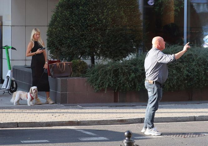 Jasnowidz Jackowski przyłapany w Warszawie. Młodsza, atrakcyjna kobieta i luksusowe zakupy