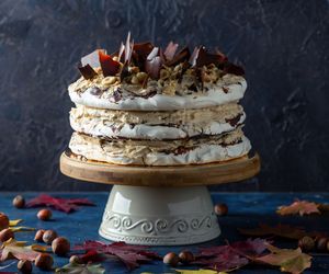 Tort bezowy z kremem kawowym