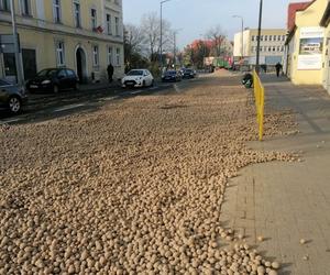 Ziemniakowy wypadek na trasie Wrocław-Opole. Ludzie zabierają, bierzemy? [NAGRANIE, ZDJĘCIA]