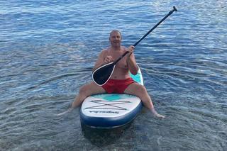 Trener Mirek Okniński pokazał się bez koszulki. 53-letni trener ma się czym pochwalić! Trzyma się świetnie 