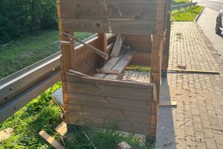 Wandale zniszczyli drewniane przystanki autobusowe