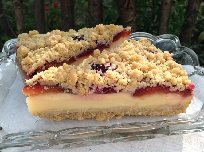 Ciasto ze śliwkami i budyniem. Słodka klasyka w nowym wydaniu