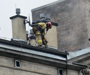 Pożar poddasza w zabytkowej kamienicy na ul.Miedzianej