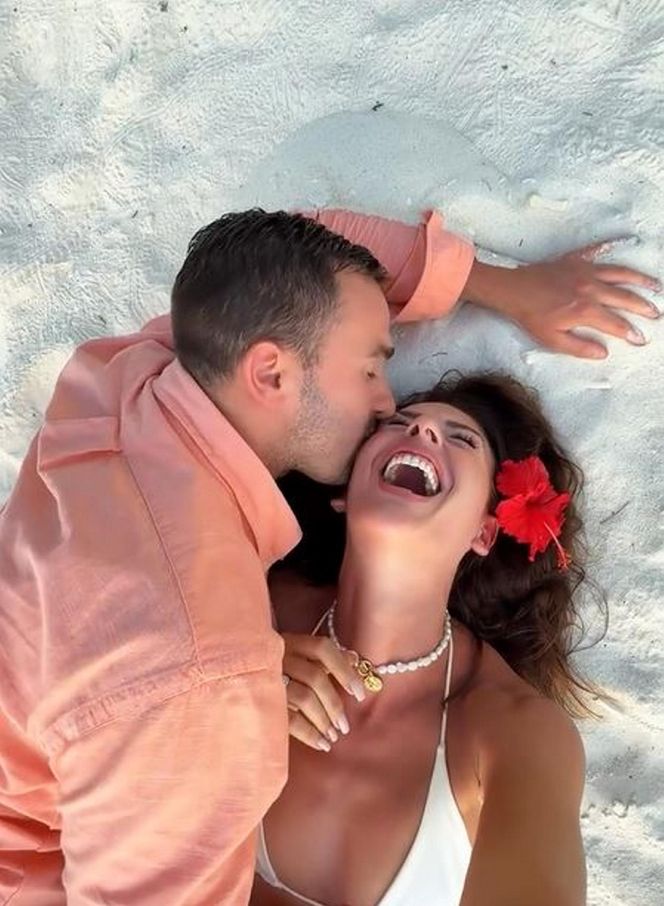 Klaudia Halejcio migdali się z ukochanym na piasku