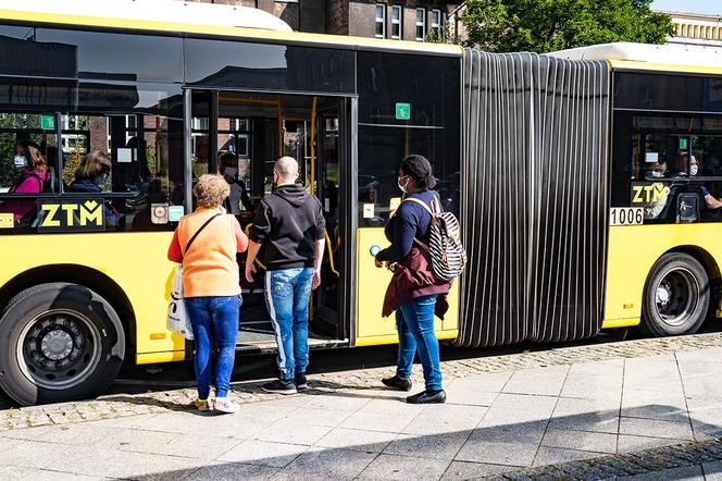 Kierowca autobusu przeprasza pasażerów za spore opóźnienia. Wszystkiemu winne remonty 