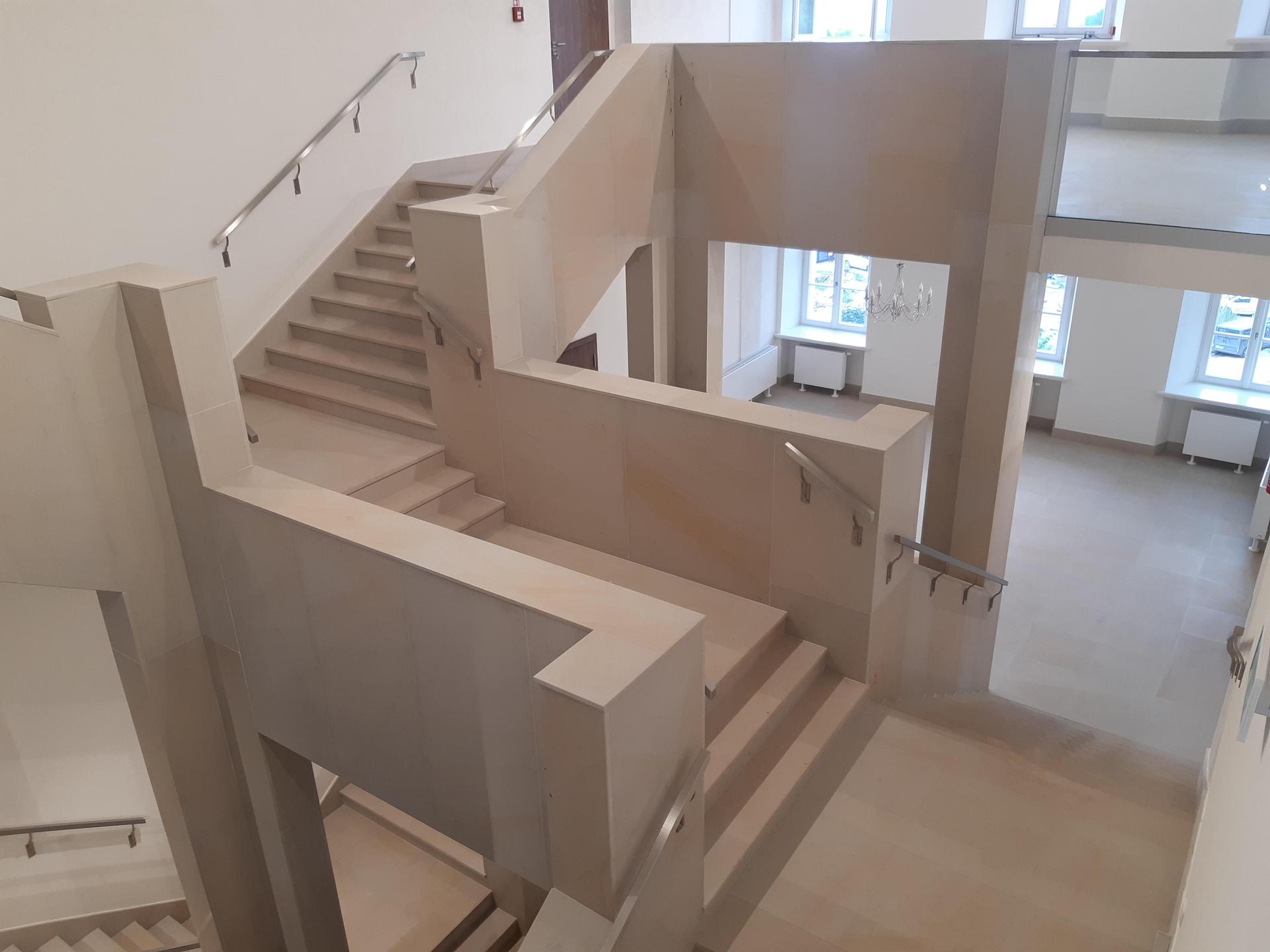 Pałac Sobieszów po remoncie – klatka schodowa