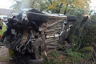 Staranował fiatem ogrodzenie i huknął w dom! 26-letni kierowca trafił do szpitala