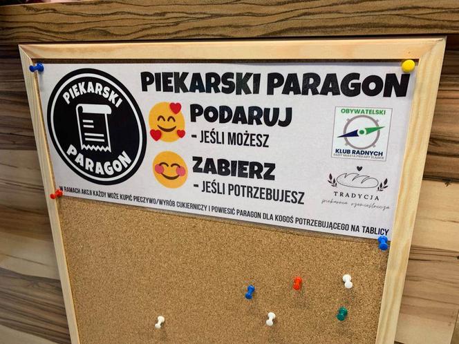 Trwa akcja „Piekarski Paragon" w Piekarach Śląskich. Bochenek chleba za paragon odpięty z tablicy