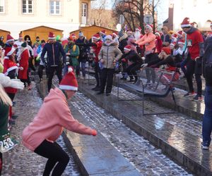 Bieg Mikołajów w Olsztynie. Około 400 osób pobiegło w charytatywnym celu [ZDJĘCIA]