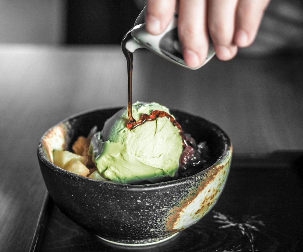 Nie tylko matcha latte. Podpowiadamy, jak jeszcze wykorzystać tę herbatę w kuchni