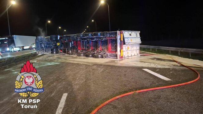 Ciężarówka przewrócił się na A1 w Nowym Dworze. Kierowca ranny, droga zablokowana!