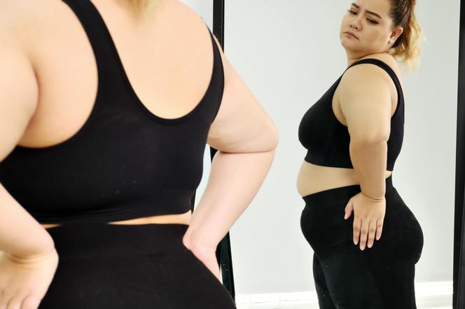 kobieta z nadwagą przed lustrem