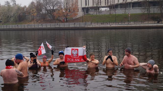 Bydgoskie morsy wskoczyły do Brdy! Za nami inauguracja sezonu na Wyspie Młyńskiej 