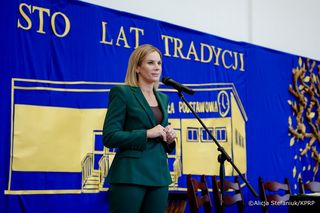 Pierwsza Dama uczciła z uczniami 100 lat od nadania imienia Stefana Batorego Szkole Podstawowej w Liwie