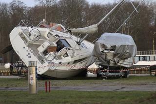 W świnoujskiej marinie wiatr przewrócił duży jacht