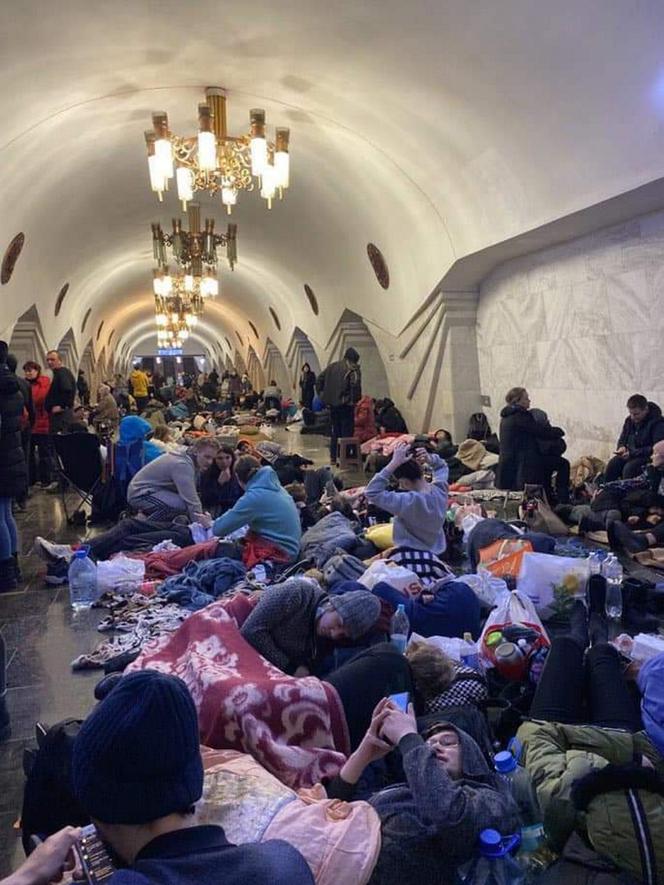Ludzie pochowani w kijowskim metrze