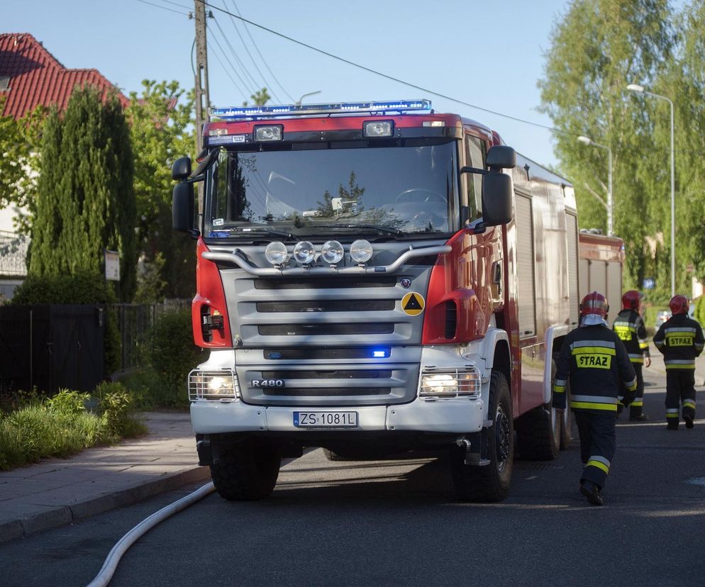 Pożar w Ząbkach. Zapaliły się samochody, słychać było wybuchy 