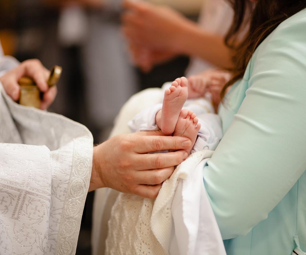 Ksiądz podczas chrztu zwyzywał ojca dziecka! „Ty tłuku jeden” [WIDEO]