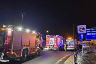 Bus w rowie na S5 niedaleko Rawicza. Strażacy wydostali kierowcę