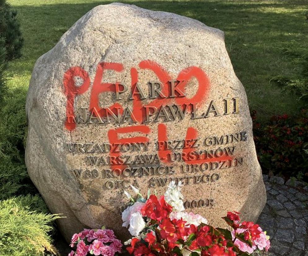 Warszawa. Zdewastowano głaz upamiętniający Jana Pawła II