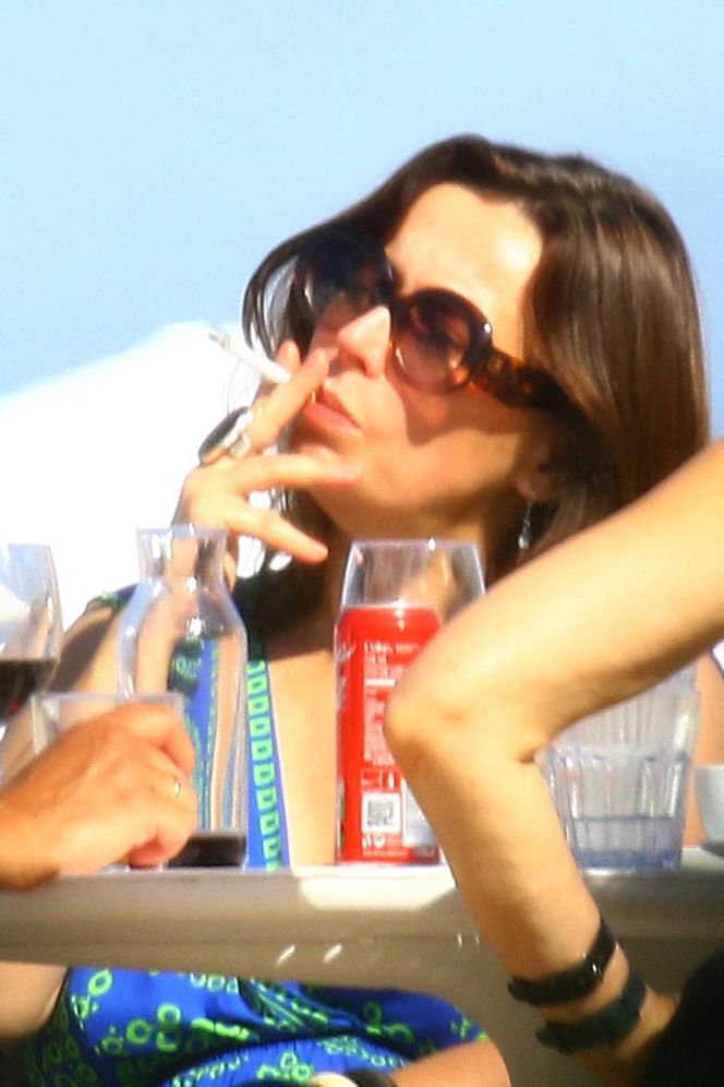 Renata Dancewicz kurzy na plaży