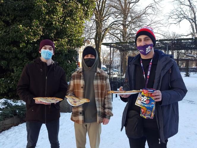 Pomaga pogoda i... przebranie też. Trwa finał WOŚP w Lesznie