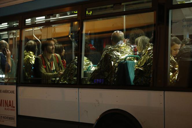 Ewakuacja ludzi z klubu Bataclan