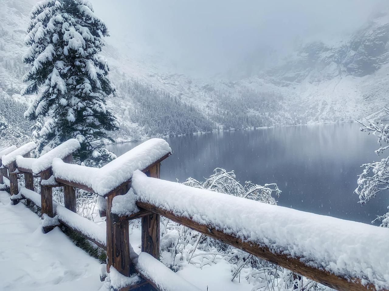 Morskie Oko całe na biało! W Tatrach spadł śnieg. Zimowy krajobraz niczym z bajki [GALERIA]