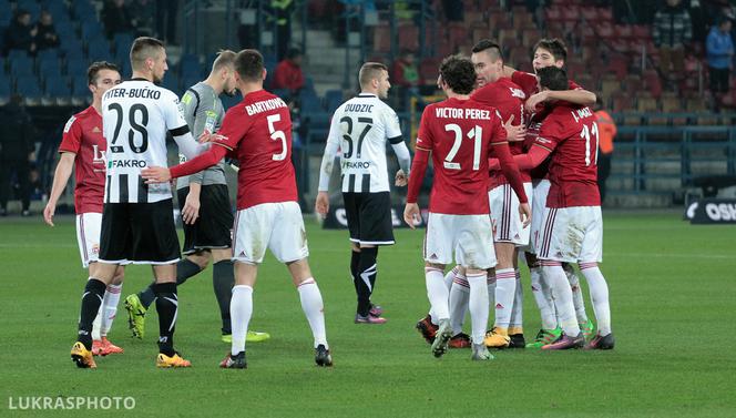 Dziury wypalone w murawie, powyrywane krzesełka, zdewastowane łazienki: Stadion Wisły po meczu z Sandecją [ZDJĘCIA, AUDIO, WIDEO]