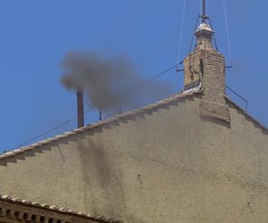 Watykan: znów czarny dym. Nadal bez papieża