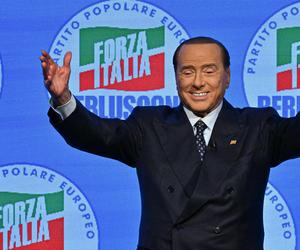 Berlusconi był trzy razy premierem Włoch. Działał jako senator i eurodeputowany