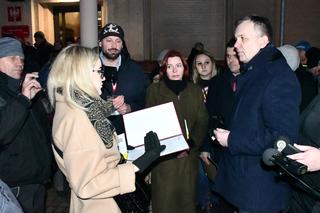 Ogromny protest pod urzędem miasta w Piotrkowie! Ludzie nie wytrzymali podwyżek [ZDJĘCIA]