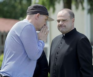 Ranczo. Reżyser serialu Wojciech Adamczyk, ksiądz Piotr Kozioł (Cezary Żak)