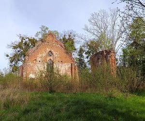 Ta malutka wieś powstała w XIV wieku. Skrywa ruiny gotyckiej świątyni