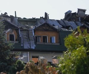  Zniszczenia bloku mieszkalnego po pożarze w Ząbkach
