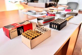 Strzelał do policjantów! Na widok radiowozu próbował uciec do lasu