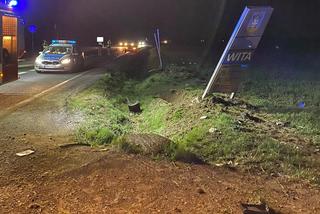 Niebezpieczne manewry na drogach. Kraksa w Lesznie i dachowanie pod miastem