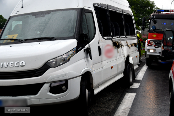 Bus z dziećmi zderzył się z ciężarówką. Osiem osób rannych, centymetry od tragedii